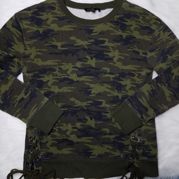 Madden Girl Tops - 🍌Edgy Camo Lace Up Sweater